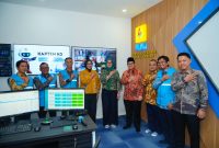 Pimpinan PLN Pusat dan Wilayah NTB berfoto bersama di ruang Maintenance & HSSE Control Center sebagai simbol komitmen penguatan keandalan listrik dan budaya K3. (Dok. PLN)