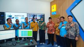 Pimpinan PLN Pusat dan Wilayah NTB berfoto bersama di ruang Maintenance & HSSE Control Center sebagai simbol komitmen penguatan keandalan listrik dan budaya K3. (Dok. PLN)
