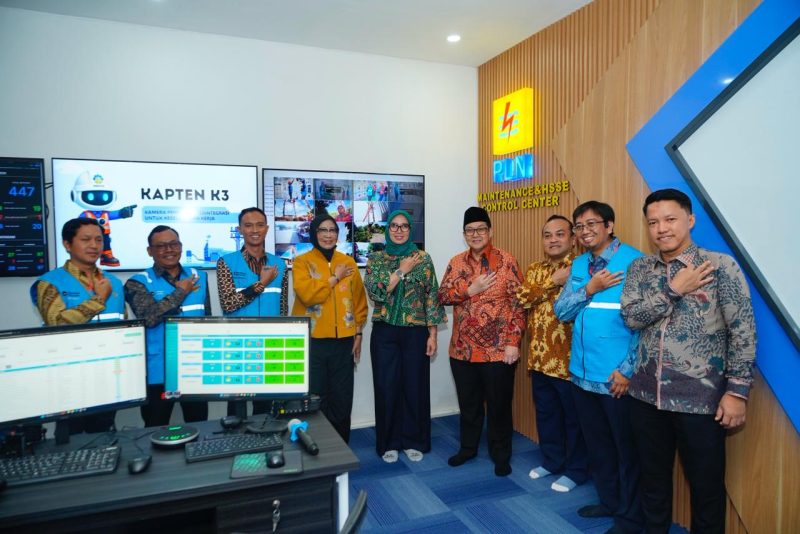 Pimpinan PLN Pusat dan Wilayah NTB berfoto bersama di ruang Maintenance & HSSE Control Center sebagai simbol komitmen penguatan keandalan listrik dan budaya K3. (Dok. PLN)