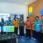 Pimpinan PLN Pusat dan Wilayah NTB berfoto bersama di ruang Maintenance & HSSE Control Center sebagai simbol komitmen penguatan keandalan listrik dan budaya K3. (Dok. PLN)