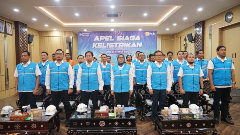 General Manager PLN UIW NTB bersama seluruh unit kerja menegaskan kesiapan personel dan peralatan dalam Apel Siaga Keandalan Kelistrikan Natal dan Tahun Baru. (Dok. PLN)
