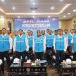 General Manager PLN UIW NTB bersama seluruh unit kerja menegaskan kesiapan personel dan peralatan dalam Apel Siaga Keandalan Kelistrikan Natal dan Tahun Baru. (Dok. PLN)