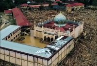 Tumpukan gelondongan kayu tertahan di area Pondok Pesantren Darul Mukhlisin saat banjir bandang melanda Aceh Tamiang. (Foto: Istimewa)