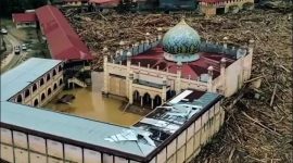Tumpukan gelondongan kayu tertahan di area Pondok Pesantren Darul Mukhlisin saat banjir bandang melanda Aceh Tamiang. (Foto: Istimewa)