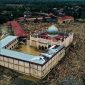 Tumpukan gelondongan kayu tertahan di area Pondok Pesantren Darul Mukhlisin saat banjir bandang melanda Aceh Tamiang. (Foto: Istimewa)