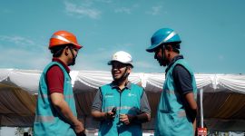 Petugas kelistrikan melakukan pemantauan sistem listrik saat upacara peringatan HUT ke-67 Provinsi NTB di Lapangan Parade IPDN Praya. (Foto: Dok. PLN)