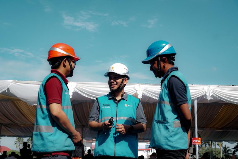 Petugas kelistrikan melakukan pemantauan sistem listrik saat upacara peringatan HUT ke-67 Provinsi NTB di Lapangan Parade IPDN Praya. (Foto: Dok. PLN)