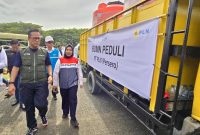 COO Danantara sekaligus Kepala BP BUMN, Dony Oskaria meninjau bantuan truk toren air yang diberikan oleh PLN dalam agenda BUMN Peduli. (Foto: Dok. PLN)