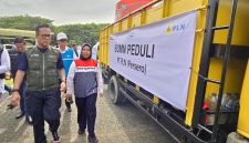 COO Danantara sekaligus Kepala BP BUMN, Dony Oskaria meninjau bantuan truk toren air yang diberikan oleh PLN dalam agenda BUMN Peduli. (Foto: Dok. PLN)