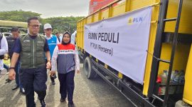 COO Danantara sekaligus Kepala BP BUMN, Dony Oskaria meninjau bantuan truk toren air yang diberikan oleh PLN dalam agenda BUMN Peduli. (Foto: Dok. PLN)