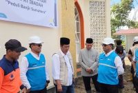 Direktur Manajemen Proyek dan Energi Baru Terbarukan (EBT) PLN, Suroso Isnandar (kanan) dan Direktur Manajemen Risiko, Adi Lumakso (kedua dari kiri) saat berdiskusi dengan pengurus masjid dan tim Badan Nasional Penanggulangan Bencana di Masjid Baitul Quddus Mendale, Aceh Tengah untuk mendukung upaya pemulihan sarana ibadah.(Foto: Dok. PLN)