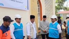 Direktur Manajemen Proyek dan Energi Baru Terbarukan (EBT) PLN, Suroso Isnandar (kanan) dan Direktur Manajemen Risiko, Adi Lumakso (kedua dari kiri) saat berdiskusi dengan pengurus masjid dan tim Badan Nasional Penanggulangan Bencana di Masjid Baitul Quddus Mendale, Aceh Tengah untuk mendukung upaya pemulihan sarana ibadah.(Foto: Dok. PLN)