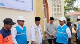Direktur Manajemen Proyek dan Energi Baru Terbarukan (EBT) PLN, Suroso Isnandar (kanan) dan Direktur Manajemen Risiko, Adi Lumakso (kedua dari kiri) saat berdiskusi dengan pengurus masjid dan tim Badan Nasional Penanggulangan Bencana di Masjid Baitul Quddus Mendale, Aceh Tengah untuk mendukung upaya pemulihan sarana ibadah.(Foto: Dok. PLN)