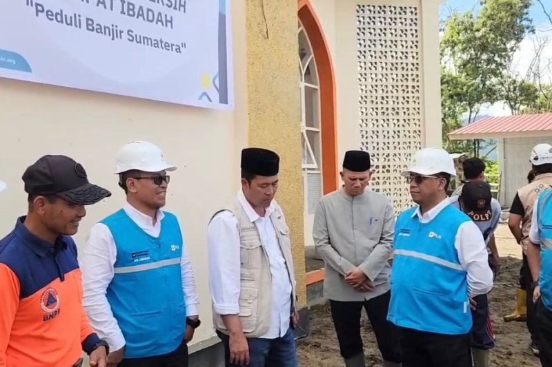 Direktur Manajemen Proyek dan Energi Baru Terbarukan (EBT) PLN, Suroso Isnandar (kanan) dan Direktur Manajemen Risiko, Adi Lumakso (kedua dari kiri) saat berdiskusi dengan pengurus masjid dan tim Badan Nasional Penanggulangan Bencana di Masjid Baitul Quddus Mendale, Aceh Tengah untuk mendukung upaya pemulihan sarana ibadah.(Foto: Dok. PLN)