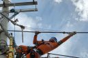 Personel PLN melakukan penarikan kabel Saluran Udara Tegangan Menengah (SUTM) di Panton Labu, Aceh Utara.(Foto: Dok. PLN)