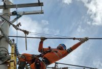 Personel PLN melakukan penarikan kabel Saluran Udara Tegangan Menengah (SUTM) di Panton Labu, Aceh Utara.(Foto: Dok. PLN)