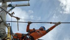 Personel PLN melakukan penarikan kabel Saluran Udara Tegangan Menengah (SUTM) di Panton Labu, Aceh Utara.(Foto: Dok. PLN)