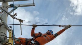 Personel PLN melakukan penarikan kabel Saluran Udara Tegangan Menengah (SUTM) di Panton Labu, Aceh Utara.(Foto: Dok. PLN)