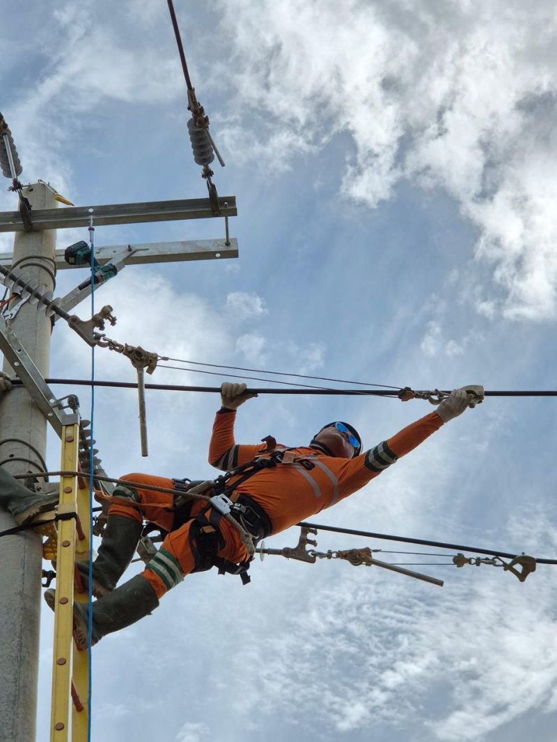 Personel PLN melakukan penarikan kabel Saluran Udara Tegangan Menengah (SUTM) di Panton Labu, Aceh Utara.(Foto: Dok. PLN)