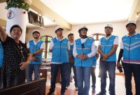 GM PLN UIW NTB Sri Heny Purwanti bersama tim PLN meninjau langsung kondisi jaringan dan instalasi kelistrikan di dalam gereja guna memastikan ibadah Natal berjalan aman dan lancar. (Foto: Dok. PLN)