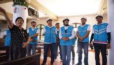 GM PLN UIW NTB Sri Heny Purwanti bersama tim PLN meninjau langsung kondisi jaringan dan instalasi kelistrikan di dalam gereja guna memastikan ibadah Natal berjalan aman dan lancar. (Foto: Dok. PLN)