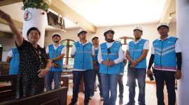 GM PLN UIW NTB Sri Heny Purwanti bersama tim PLN meninjau langsung kondisi jaringan dan instalasi kelistrikan di dalam gereja guna memastikan ibadah Natal berjalan aman dan lancar. (Foto: Dok. PLN)