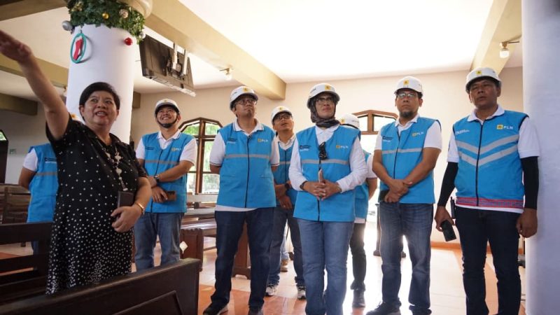 GM PLN UIW NTB Sri Heny Purwanti bersama tim PLN meninjau langsung kondisi jaringan dan instalasi kelistrikan di dalam gereja guna memastikan ibadah Natal berjalan aman dan lancar. (Foto: Dok. PLN)