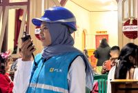 Petugas PLN memantau langsung keandalan listrik di lokasi ibadah guna memastikan perayaan Natal 2025 berjalan aman dan tanpa gangguan. (Foto: Dok. PLN)