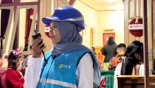 Petugas PLN memantau langsung keandalan listrik di lokasi ibadah guna memastikan perayaan Natal 2025 berjalan aman dan tanpa gangguan. (Foto: Dok. PLN)