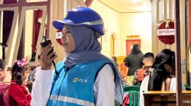 Petugas PLN memantau langsung keandalan listrik di lokasi ibadah guna memastikan perayaan Natal 2025 berjalan aman dan tanpa gangguan. (Foto: Dok. PLN)