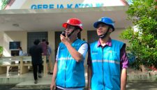 Personel PLN UIW NTB bersiaga dan memantau sistem kelistrikan di lokasi ibadah sebagai bagian dari pengamanan listrik selama masa Siaga Natal dan Tahun Baru.(Foto: Dok. PLN)