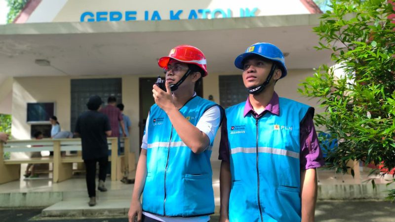 Personel PLN UIW NTB bersiaga dan memantau sistem kelistrikan di lokasi ibadah sebagai bagian dari pengamanan listrik selama masa Siaga Natal dan Tahun Baru.(Foto: Dok. PLN)