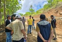 Sidak Ketua DPRD Lombok Barat bersama Ketua Komisi III DPRD Lombok Barat di lokasi proyek peningkatan Jalan Lendang Re–Menjut yang hingga akhir tahun anggaran masih mencatat progres sekitar 40 persen. (Sumber: Facebook M. Burham)