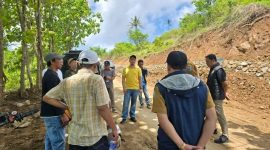 Sidak Ketua DPRD Lombok Barat bersama Ketua Komisi III DPRD Lombok Barat di lokasi proyek peningkatan Jalan Lendang Re–Menjut yang hingga akhir tahun anggaran masih mencatat progres sekitar 40 persen. (Sumber: Facebook M. Burham)