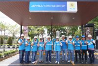 Jajaran pegawai PLN UIW NTB berfoto bersama di SPKLU Center Epicentrum sebagai simbol kesiapan layanan pengisian kendaraan listrik menjelang Natal 2025 dan Tahun Baru 2026 di Nusa Tenggara Barat.(Foto: Dok. PLN)