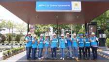 Jajaran pegawai PLN UIW NTB berfoto bersama di SPKLU Center Epicentrum sebagai simbol kesiapan layanan pengisian kendaraan listrik menjelang Natal 2025 dan Tahun Baru 2026 di Nusa Tenggara Barat.(Foto: Dok. PLN)