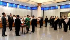 Bupati Lombok Barat Lalu Ahmad Zaini saat melantik dan mengambil sumpah jabatan pejabat pimpinan tinggi pratama di lingkungan Pemkab Lombok Barat.(Foto: Istimewa)