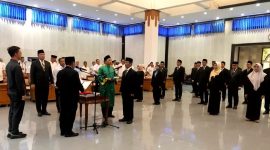 Bupati Lombok Barat Lalu Ahmad Zaini saat melantik dan mengambil sumpah jabatan pejabat pimpinan tinggi pratama di lingkungan Pemkab Lombok Barat.(Foto: Istimewa)