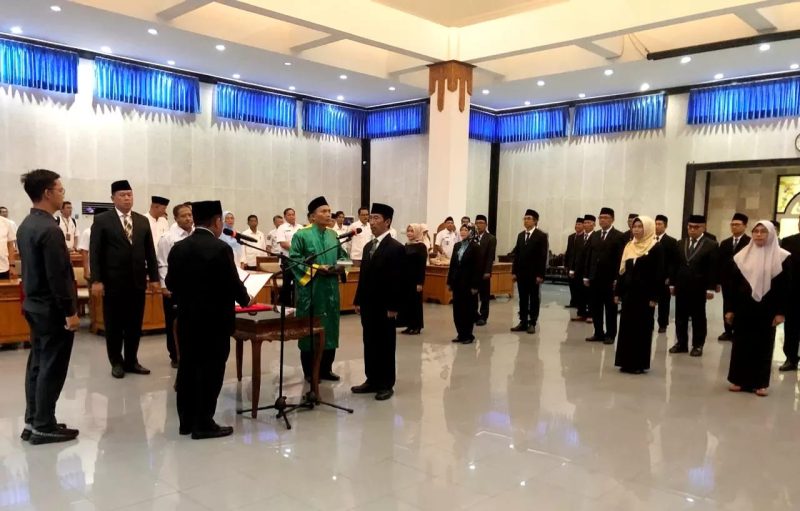 Bupati Lombok Barat Lalu Ahmad Zaini saat melantik dan mengambil sumpah jabatan pejabat pimpinan tinggi pratama di lingkungan Pemkab Lombok Barat.(Foto: Istimewa)