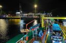 Aktivitas penyeberangan di Pelabuhan Kayangan tetap berjalan pada malam hari untuk memastikan kelancaran arus kendaraan selama periode libur akhir tahun.(Foto: Istimewa)