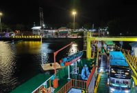 Aktivitas penyeberangan di Pelabuhan Kayangan tetap berjalan pada malam hari untuk memastikan kelancaran arus kendaraan selama periode libur akhir tahun.(Foto: Istimewa)