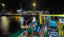 Aktivitas penyeberangan di Pelabuhan Kayangan tetap berjalan pada malam hari untuk memastikan kelancaran arus kendaraan selama periode libur akhir tahun.(Foto: Istimewa)