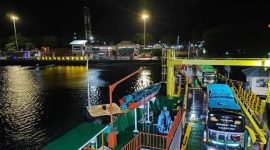 Aktivitas penyeberangan di Pelabuhan Kayangan tetap berjalan pada malam hari untuk memastikan kelancaran arus kendaraan selama periode libur akhir tahun.(Foto: Istimewa)
