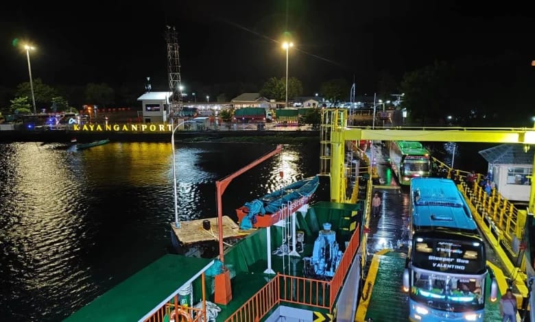 Aktivitas penyeberangan di Pelabuhan Kayangan tetap berjalan pada malam hari untuk memastikan kelancaran arus kendaraan selama periode libur akhir tahun.(Foto: Istimewa)