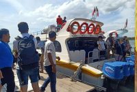 Petugas dan penumpang bersiap naik kapal wisata di Pelabuhan Pemenang, dengan pengawasan ketat terhadap kelaiklautan kapal dan kapasitas muatan demi keselamatan pelayaran. (Foto: Istimewa)