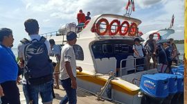 Petugas dan penumpang bersiap naik kapal wisata di Pelabuhan Pemenang, dengan pengawasan ketat terhadap kelaiklautan kapal dan kapasitas muatan demi keselamatan pelayaran. (Foto: Istimewa)