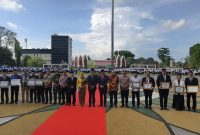 Deretan pejabat dan tokoh penerima penghargaan saat upacara Hari Amal Bakti ke-80 Kementerian Agama RI di Provinsi Nusa Tenggara Barat. (Foto: Istimewa)