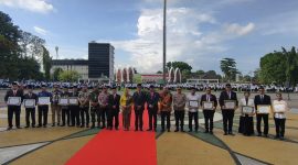 Deretan pejabat dan tokoh penerima penghargaan saat upacara Hari Amal Bakti ke-80 Kementerian Agama RI di Provinsi Nusa Tenggara Barat. (Foto: Istimewa)