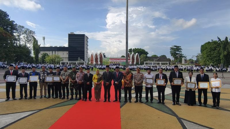 Deretan pejabat dan tokoh penerima penghargaan saat upacara Hari Amal Bakti ke-80 Kementerian Agama RI di Provinsi Nusa Tenggara Barat. (Foto: Istimewa)