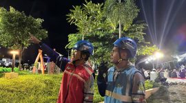 Koordinasi dan pemantauan langsung petugas PLN di pusat keramaian untuk menjamin keandalan listrik selama perayaan pergantian tahun di NTB.(Foto: Dok. PLN)